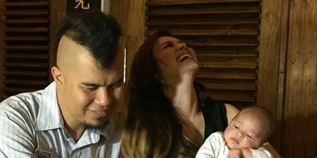 VIDEO: Lucunya Baby R Sudah Bisa Ngomong 'Ayah' VIDEO: Lucunya Baby R Sudah Bisa Ngomong 'Ayah'