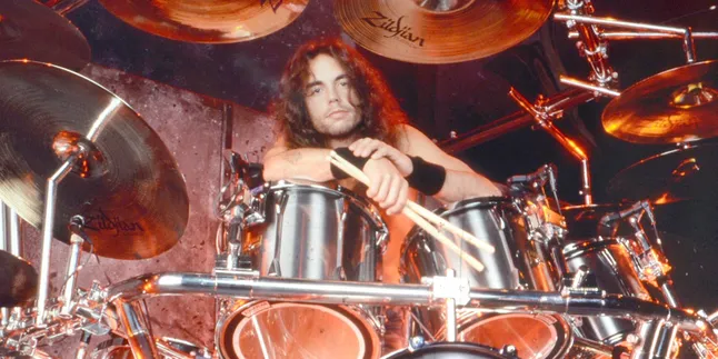 [Video] Mantan Drummer Megadeth Rekam Penampakan UFO?