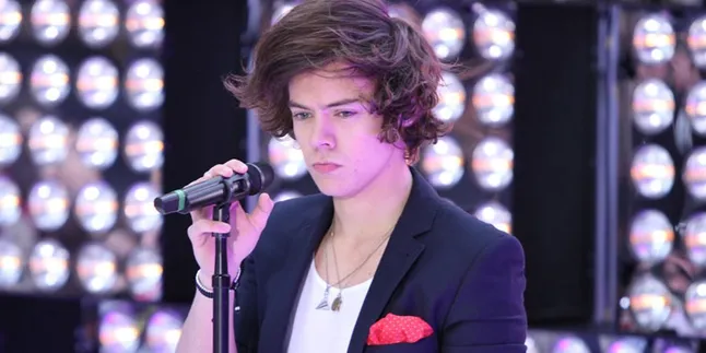 [Video] Menghilang, Harry Styles Muntah di Belakang Panggung