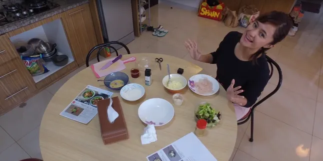 VIDEO: Mengintip Kesibukan Marshanda Ketika Masak, Ternyata Jago! VIDEO: Mengintip Kesibukan Marshanda Ketika Masak, Ternyata Jago!