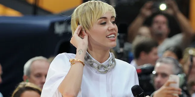 [Video] Miley Cyrus Nyaris Bugil Lagi di Klip Baru
