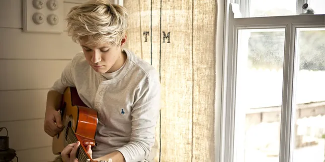 [Video] Niall Horan Nyanyi Lagu One Direction Sambil Mabuk?