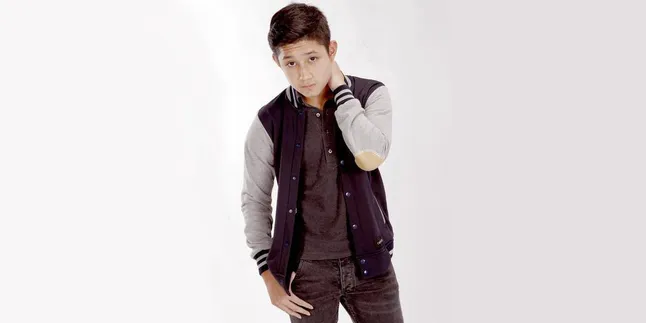 [Video] Nyanyi di Stasiun Radio, Suara Teuku Rassya Cakep!