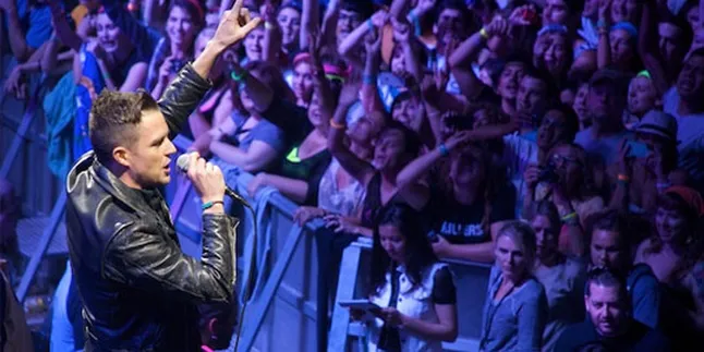[Video] Nyanyi Lagu Oasis, The Killers Tak Pilih Wonderwall