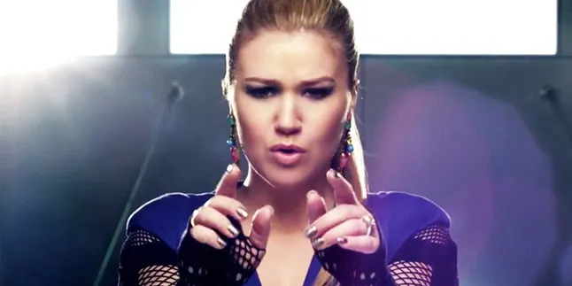 [Video] 'People Like Us', Kelly Clarkson Jadi Ilmuwan