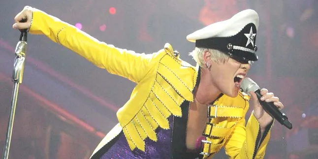 [Video] Pink Rilis Video Klip Single 'Walk Of Shame'