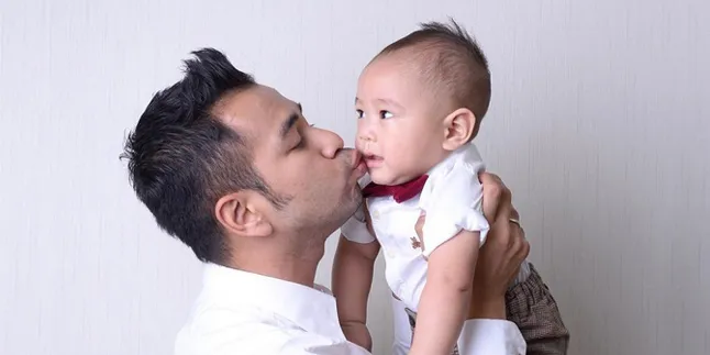 VIDEO: Pintarnya Baby Rafathar Belajar Berdiri Sendiri, Sukses? VIDEO: Pintarnya Baby Rafathar Belajar Berdiri Sendiri, Sukses?