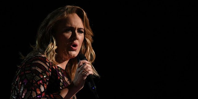 VIDEO: Reaksi Kocak Adele Digigit Nyamuk Saat Konser