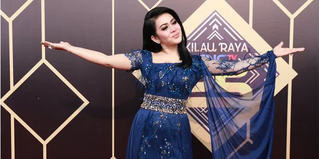 [VIDEO] Saat Syahrini Jatuh Gara-Gara Terinjak Gaunnya Sendiri