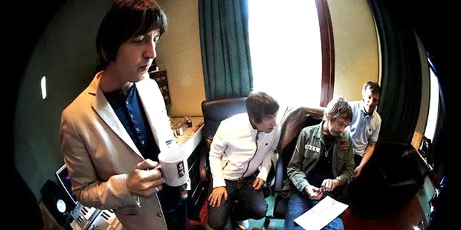 [Video] 'Second Bite of The Apple', Psychedelic ala Beady Eye