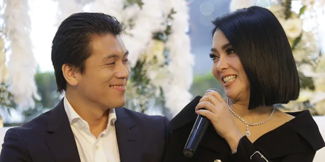 VIDEO: Seorang Wanita Nekat 'Cium' Reino Barack di Depan Syahrini