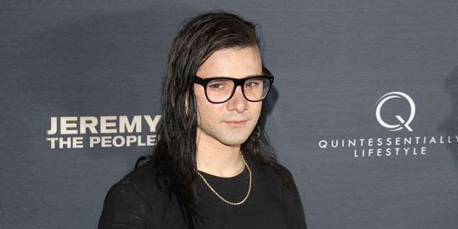 [VIDEO] Skrillex Bantu Penonton Lamar Pacarnya di Atas Panggung