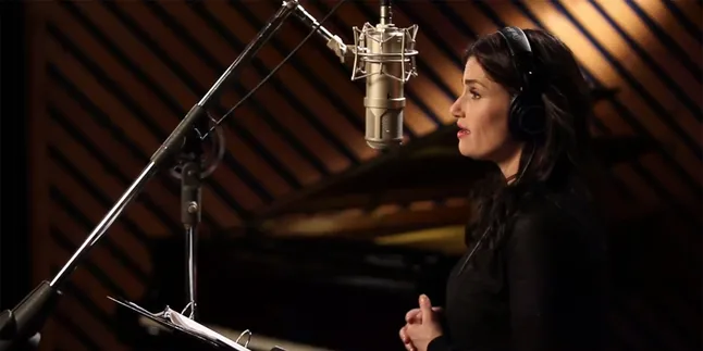 [Video] Sukses Dengan 'Let It Go', Idina Menzel Lepas Klip Baru