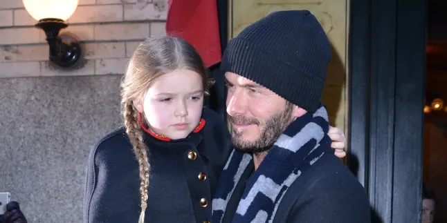 VIDEO: Sweet! David Beckham Rela Gendong Harper Saat Hiking Lho