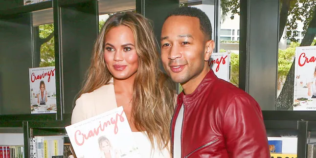 VIDEO: Sweet! John Legend - Chrissy Teigen Kompak Duet Untuk Luna VIDEO: Sweet! John Legend - Chrissy Teigen Kompak Duet Untuk Luna
