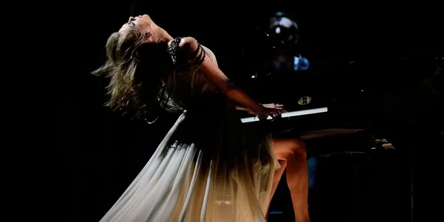 [Video] Tampil di Grammy Awards, Taylor Swift Sempat 'Headbang'