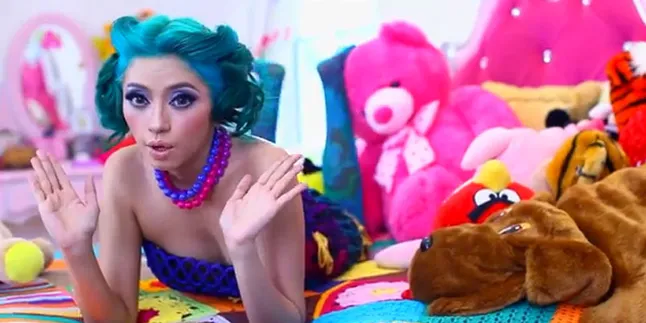 [Video] Terispirasi Vicky Prasetyo, Junayla Nyanyikan Kontroversi Hati