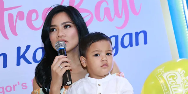 VIDEO: Titi Kamal Ajari Putranya Ngaji, Cute dan Pinter Banget! VIDEO: Titi Kamal Ajari Putranya Ngaji, Cute dan Pinter Banget!
