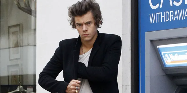 [Video] Ulah Harry Styles Saat Nyetir Ini Jangan Ditiru!