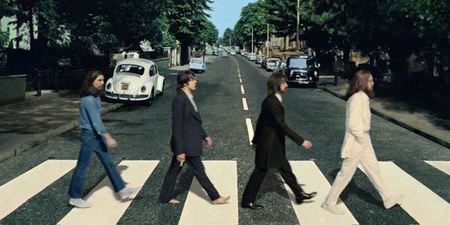 [Video] Ultah Album The Beatles, Para Fans Padati Abbey Road