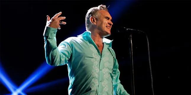 [Video] Umur 53 Tahun, Morrissey Pede Lepas Baju di Panggung