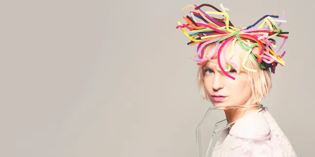 [Video] Unik, Sia Jadi Invisible Pada Klip Barunya, 'Chandelier'