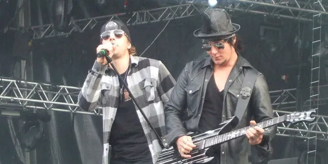 [Video] Vokalis dan Gitaris Avenged Sevenfold Berkolaborasi Dengan Rapper