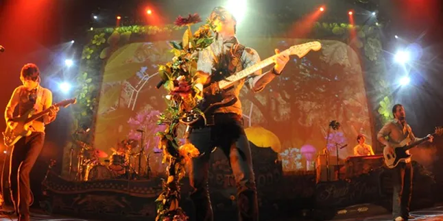 [Video] Vokalis Panic At the Disco Bunuh Wanita di 'Miss Jackson'