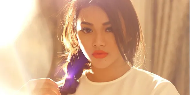 [Video] Yuk Intip Sibuknya Aurel Saat Pakai Make Up, Cantik!