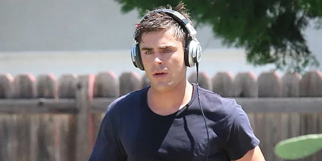 [VIDEO] Zac Efron Pamer Tubuh Kekarnya Saat Mandi!