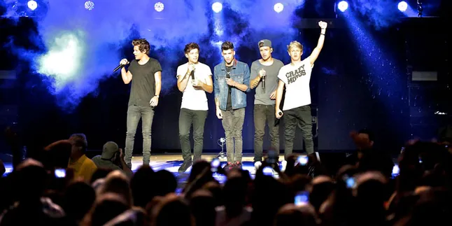 [Video] Zayn Malik Selamatkan Harry Styles Dari Kebakaran di Panggung