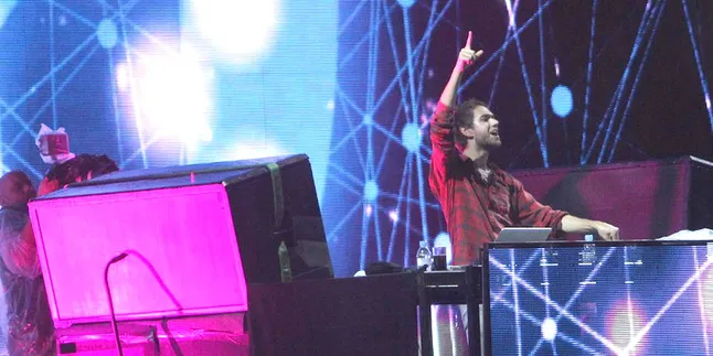 [Video] Zedd Rilis 'Stay The Night' Versi Akustik