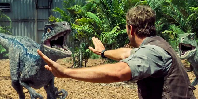 [VIDEO]Chris Pratt Selamatkan Pekerja dari Serangan Velociraptors