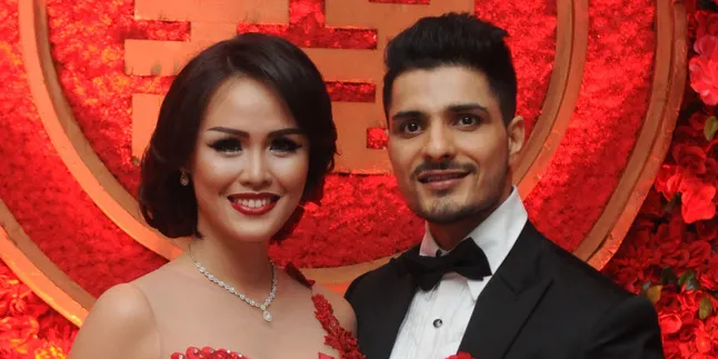 Vin Rana Pamer Ciuman Mesra ke Nita Sofiani, Romantis Banget! Vin Rana Pamer Ciuman Mesra ke Nita Sofiani, Romantis Banget!