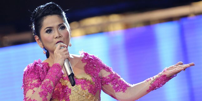 Vina Panduwinata Cium Penonton Saat Konser Cinta Musik Indonesia