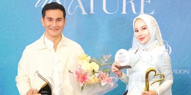 Vino G. Bastian and Dr. Ayu Widyaningrum Receive Awards at I Fashion & The Masterpiece 2024