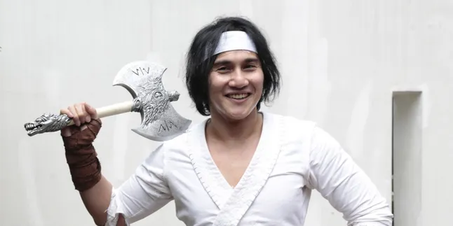 Vino G Bastian Tampil Effortless di Gala Premier 'WIRO SABLENG 212 THE MOVIE'