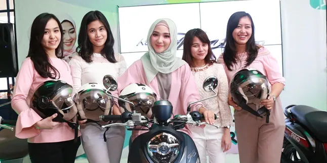 Viral Aksi Ibu-Ibu Pengendara Motor, Begini Komentar Selebgram Ayu Indriati