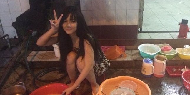 Viral, Foto Gadis Cantik Lagi Cuci Piring Ini Bikin Jatuh Cinta