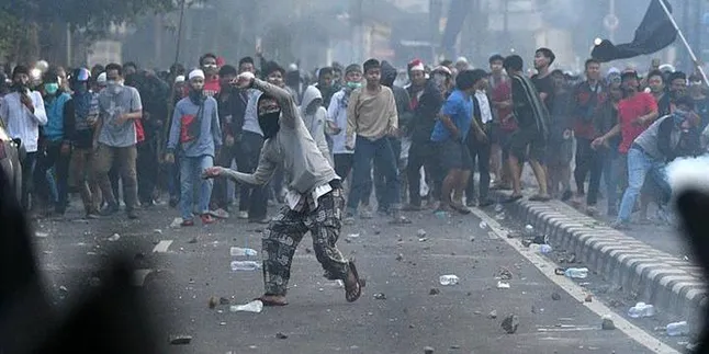 Viral, Marinir Ini Bubarkan Massa Kerusuhan Hanya 10 Menit & Tanpa Gunakan Senjata Viral, Marinir Ini Bubarkan Massa Kerusuhan Hanya 10 Menit & Tanpa Gunakan Senjata