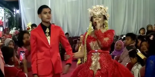 Viral! Pengantin Nyanyi di Pernikahannya Sendiri Ini Ternyata Jebolan Ajang Dangdut Viral! Pengantin Nyanyi di Pernikahannya Sendiri Ini Ternyata Jebolan Ajang Dangdut