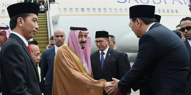 Viral, Siapa Sosok Pria Yang Mencium Kening Raja Salman Ini?