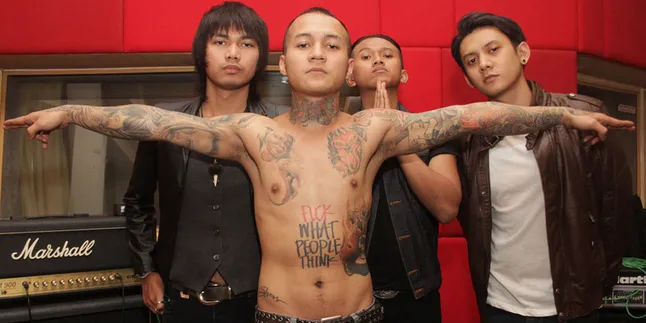 Vokalis 18+ Habiskan Puluhan Juta Untuk Tato