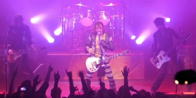 Vokalis Band Ini Mengaku Jarang Mandi dan Tidak Keramas!