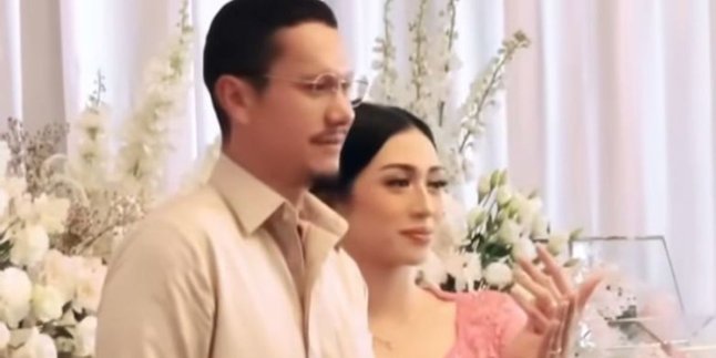 Vocalist of the band Maliq & D'Essentials, Angga Puradiredja Officially Proposes to Girlfriend Dewi Andarini