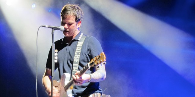 Tak Ahli Tulis Lagu, Vokalis Blink 182 Bikin Novel Tentang Alien