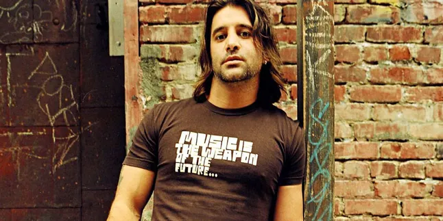 Vokalis Creed Suka Buah Salak