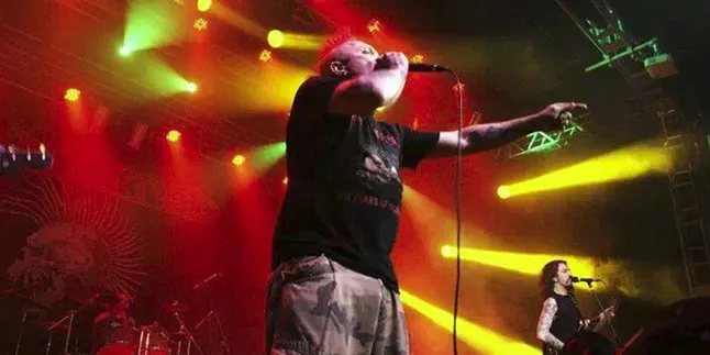 Vokalis Exploited Terkena Serangan Jantung!