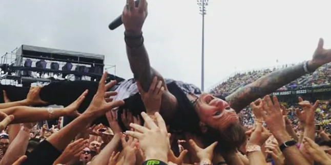 Vokalis In This Moment Bernyanyi Bersama Papa Roach Vokalis In This Moment Bernyanyi Bersama Papa Roach