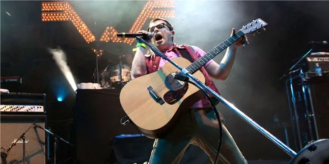 Vokalis Weezer Sapa Penggemar Pakai Bahasa Indonesia di Twitter Vokalis Weezer Sapa Penggemar Pakai Bahasa Indonesia di Twitter